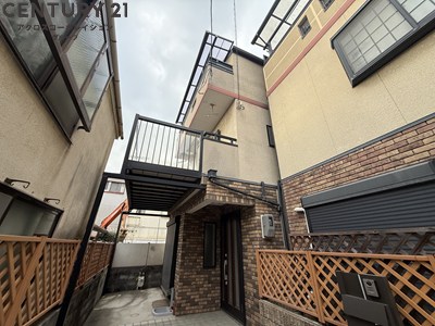 建物外観　ルーフバルコニーが特徴的な3階建戸建