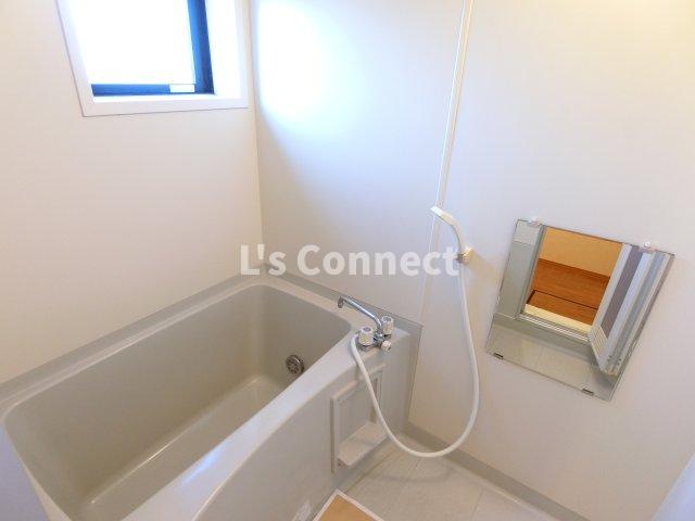 バス・シャワールーム　追焚き機能付きのお風呂。お風呂にも窓があります。