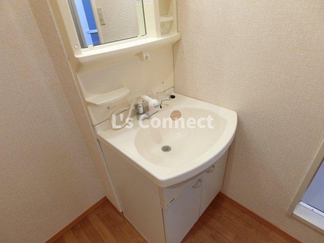 洗面設備　朝の支度もスムーズな独立洗面台。