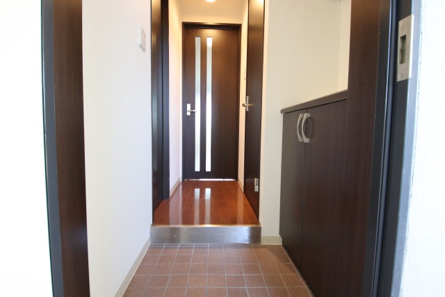 玄関　※同建物内別室の参考写真です