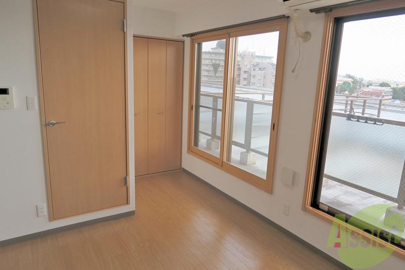 居室・リビング　２枚の窓で明るいお部屋です。さすが最上階の贅沢なお部屋ですね