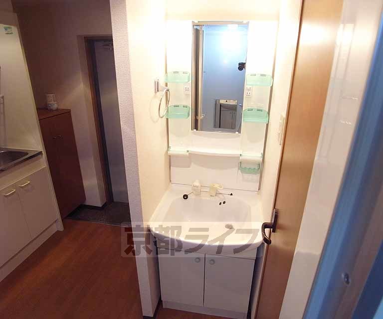 洗面設備　独立洗面台はいっぱい物が置けて朝の身支度もバッチリですね。