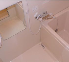 バス・シャワールーム　コンパクトで使いやすいお風呂です