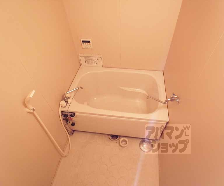 バス・シャワールーム　バスルームです。