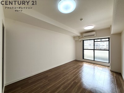 居室・リビング　床色が落ち着いた色合いで綺麗です♪