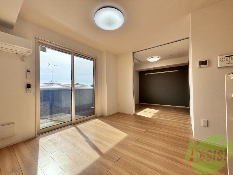 居室・リビング　こちらはリビングでございます。ＬＤＫの１０帖です。