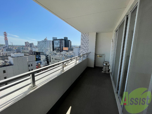 バルコニー　バルコニーも、日当たり良く、広くて使いやすそうです