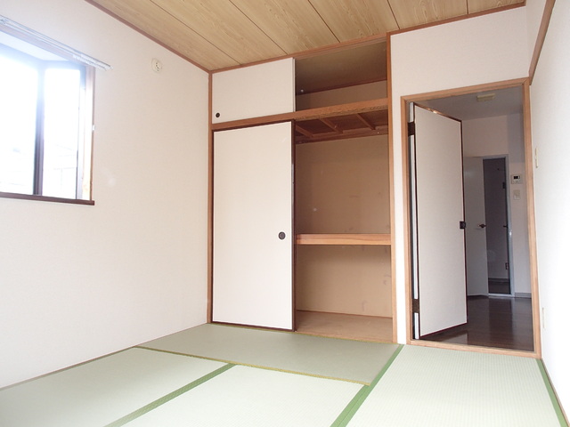 収納　天袋付き押入れで収納豊富です！