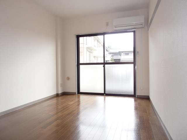 居室・リビング　明るい６帖洋室です！