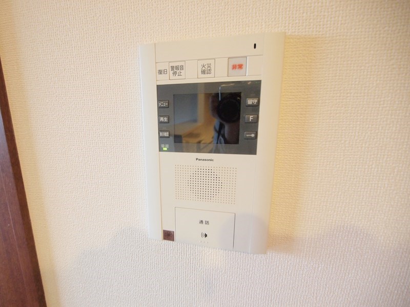 セキュリティ　TVモニタ付きのインターフォンです。