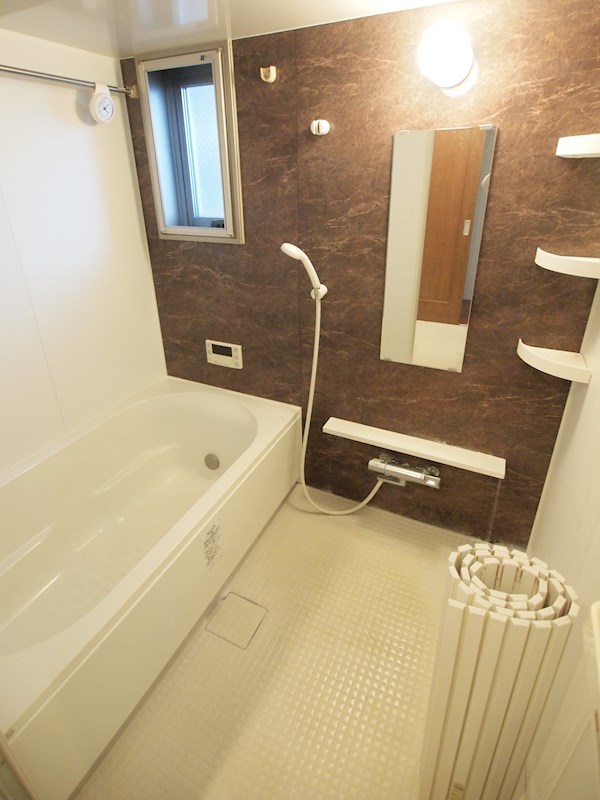 バス・シャワールーム　広めのお風呂。