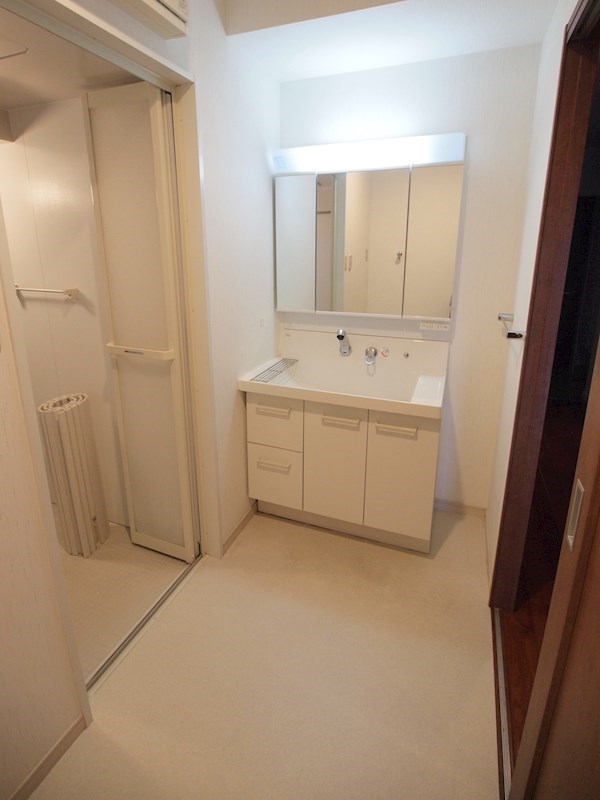 洗面設備　脱衣所有。洗濯機置き場も室内です。