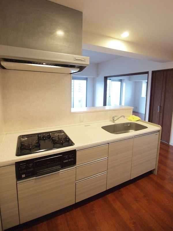 キッチン　システムキッチンでお手入れもしやすいです。