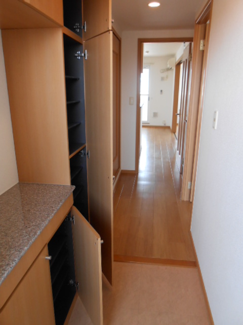 玄関　天井高シューズボックス完備・小物収納棚あり