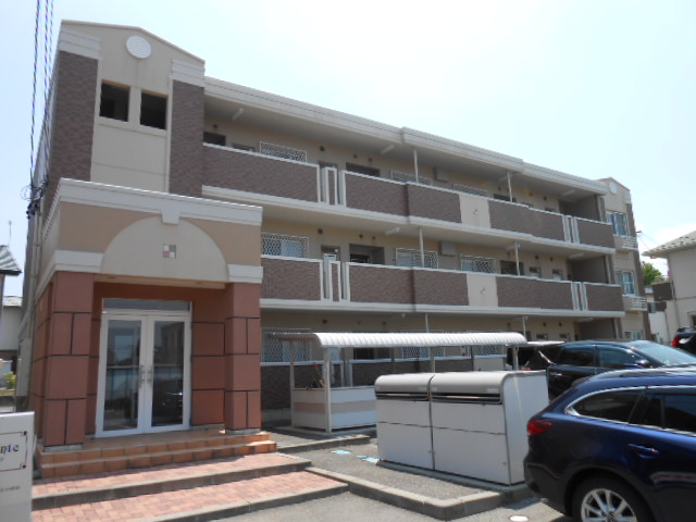 建物外観　マンション玄関側（北面）を北東方向より撮影