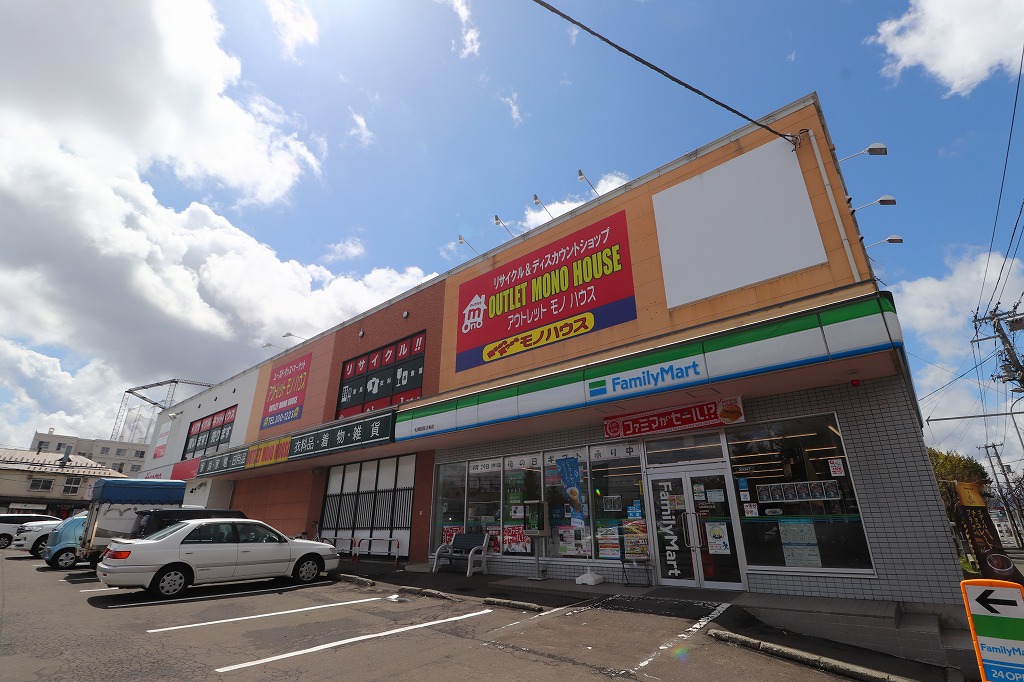 コンビニ　ファミリーマート札幌西岡3条店（コンビニ）まで710m