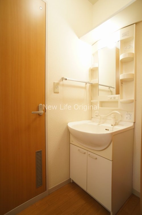 洗面設備　忙しい朝の身支度に役立つシャワー付き洗面台☆