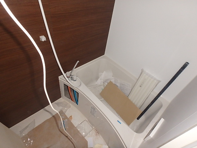 バス・シャワールーム　浴室乾燥機付で雨の日の洗濯も心配いりません。