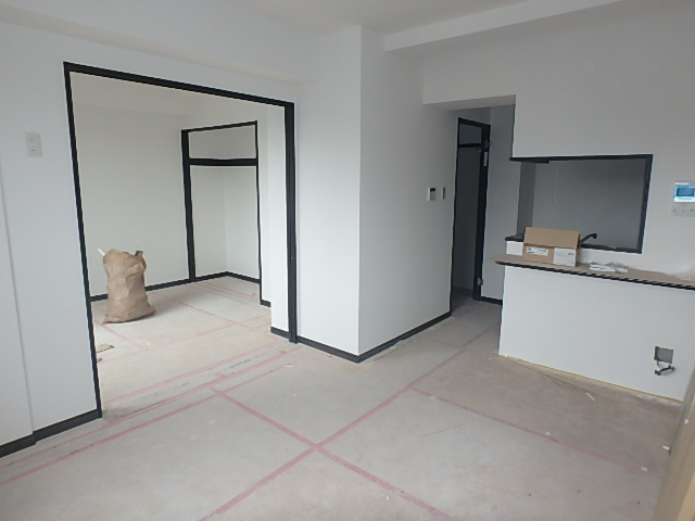 居室・リビング　前面開けていて明るいリビングです