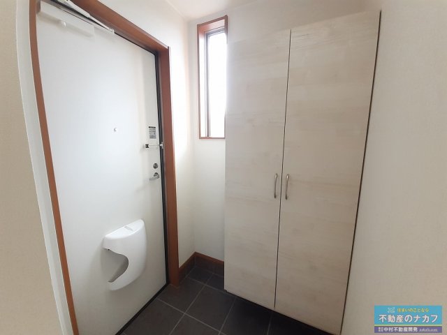 玄関　※同タイプの部屋写真です