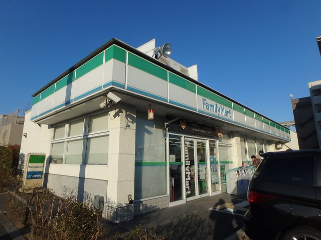 コンビニ　ファミリーマート彩都粟生南店（コンビニ）まで327m