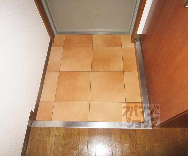 玄関　２０２号室の写真です。