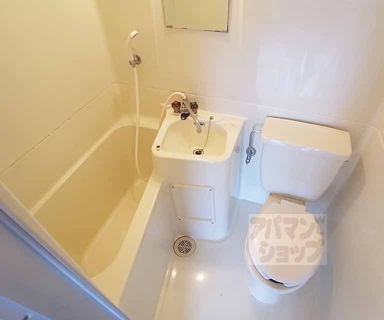 トイレ　３点ユニットバスです