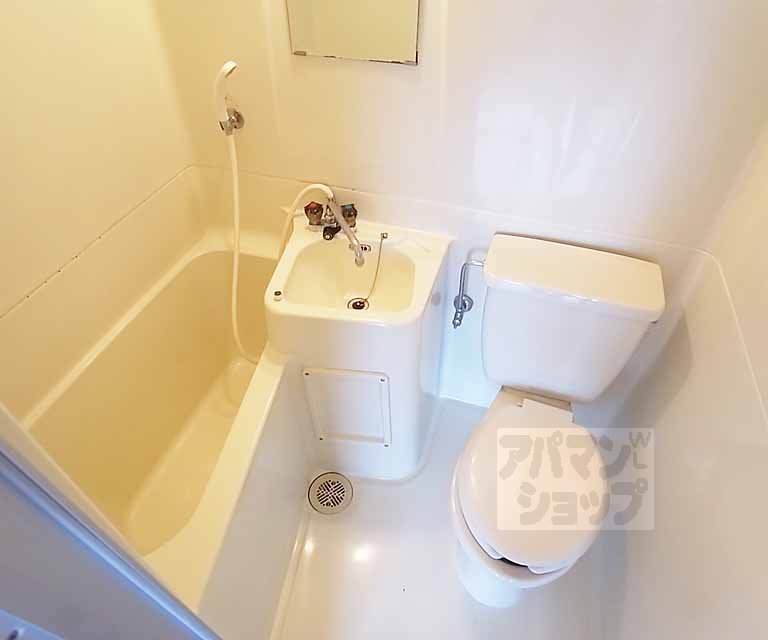 洗面設備　３点ユニットバスです