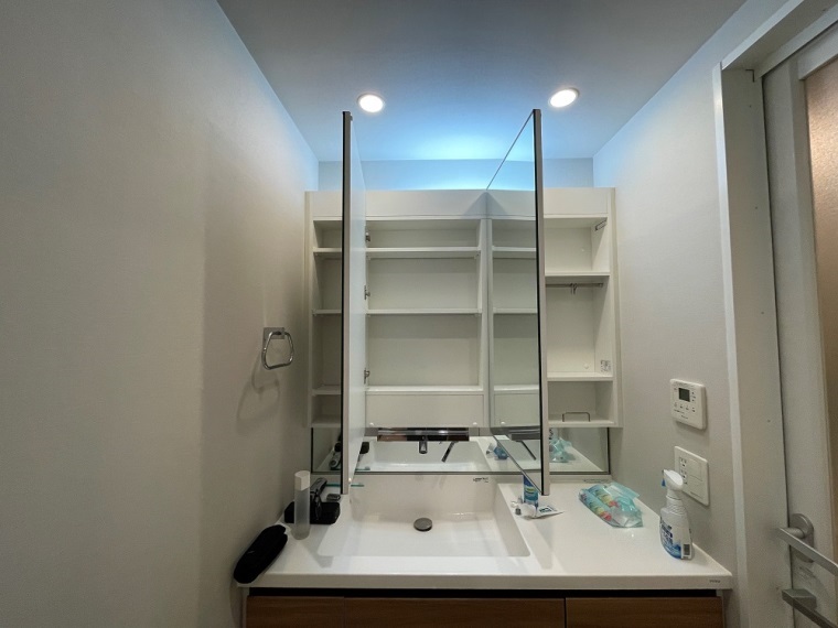 洗面設備　スペースが確保できる洗面所です