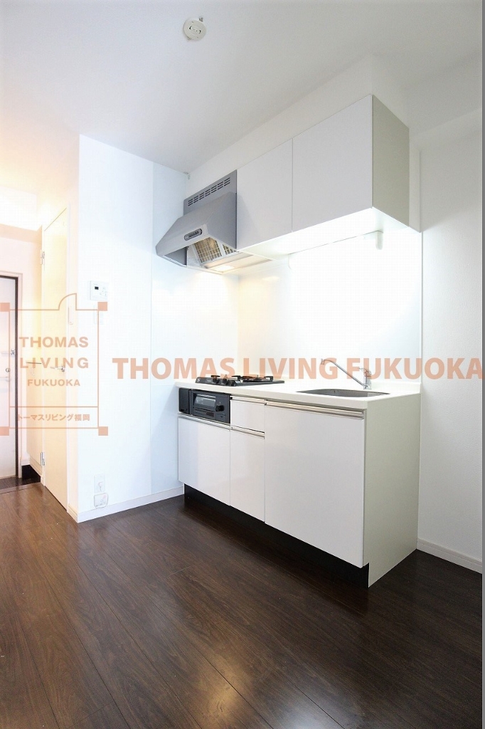 キッチン　2口コンロとグリルの付いたシステムキッチンです。