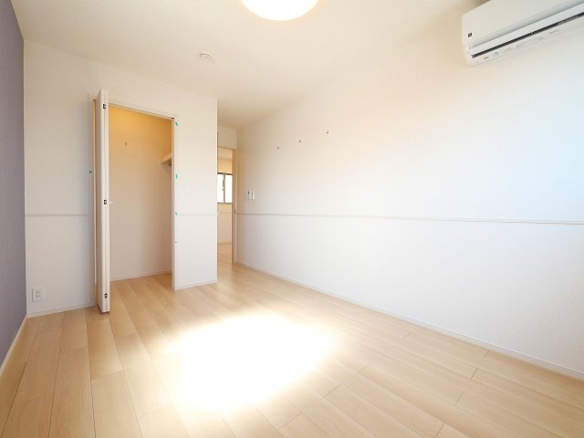 その他部屋・スペース　落ち着いた色調の寝室です
