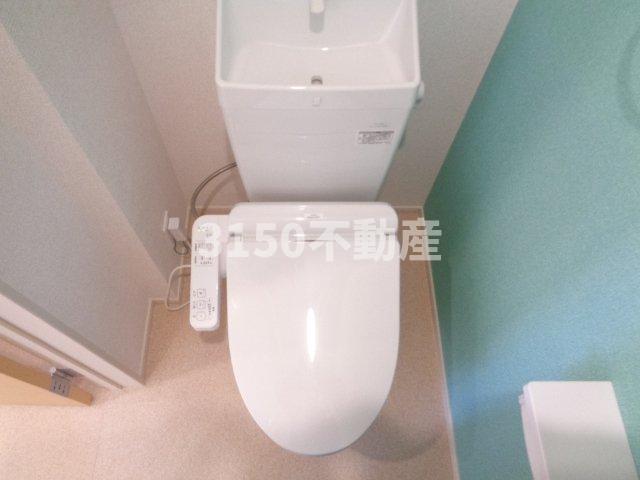 トイレ　落ち着いた色調のトイレです