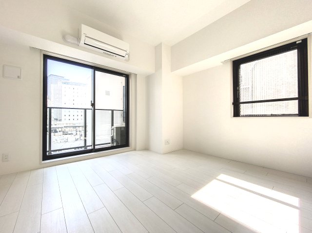 居室・リビング　優しい色合いの床材を使用した居住空間です。