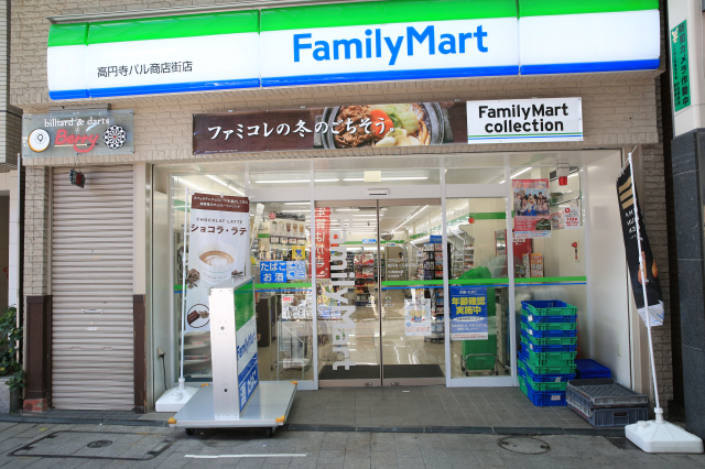 コンビニ　ファミリーマート高円寺パル商店街店（コンビニ）まで374m