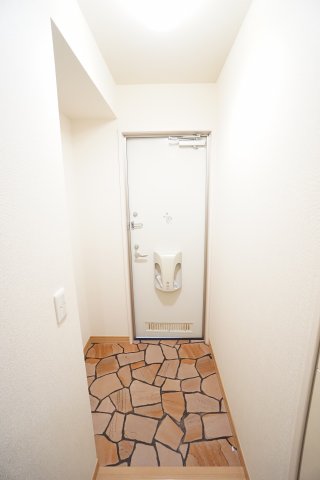 玄関　※同物件・同タイプの写真です。