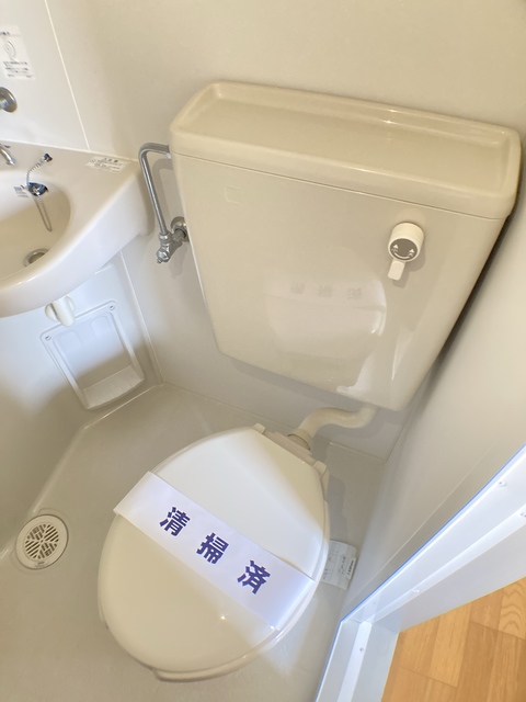 トイレ　※補修前の参考画像の為、設備等は現況優先。