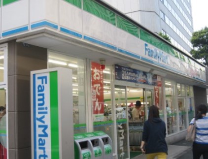 コンビニ　ファミリーマート青山外苑東通り店（コンビニ）まで120m