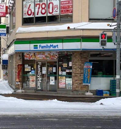 コンビニ　ファミリーマート札幌北24条駅前店（コンビニ）まで294m