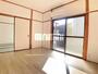 居室・リビング　きれいで落ち着いたお部屋です