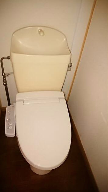 トイレ　落ち着いた色調のトイレです