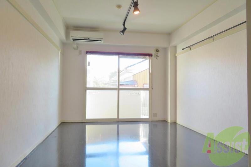 居室・リビング　８．５帖の広々としたお部屋です。陽当たりも良さそうです。