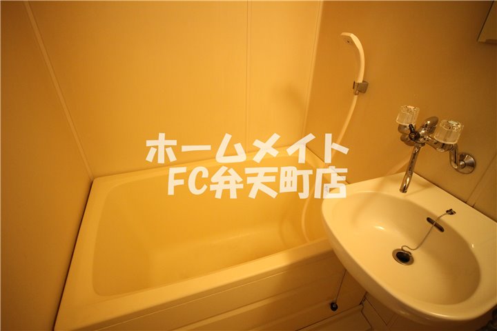 バス・シャワールーム　コンパクトで使いやすいお風呂です