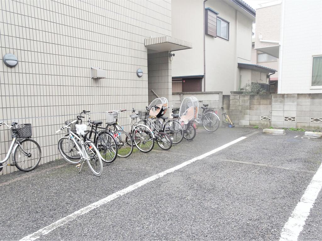 駐車場　駐輪場完備