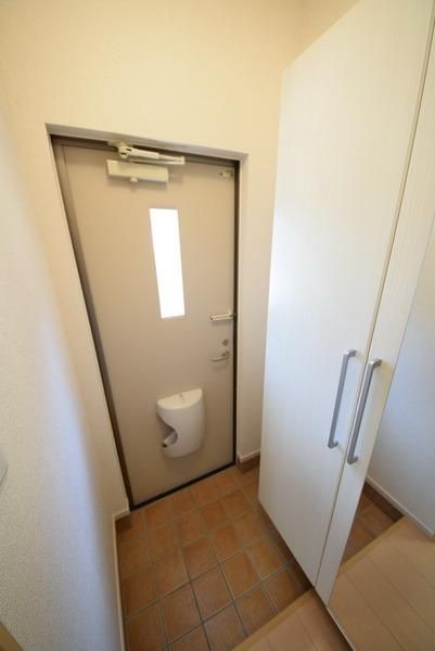 玄関　収納付玄関