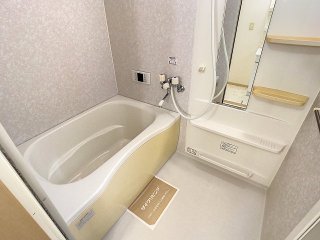 バス・シャワールーム　掲載写真は同型モデルを掲載しており実際のお部屋と仕様等が異な