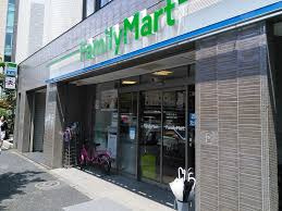 コンビニ　ファミリーマート南麻布四丁目店（コンビニ）まで274m