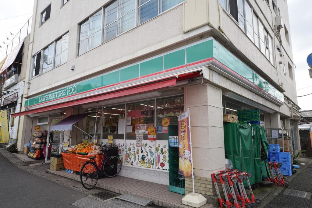コンビニ　ローソンストア100草加松原四丁目店（コンビニ）まで70m