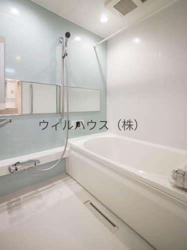 バス・シャワールーム　浴室乾燥機、追い焚き機能付きバス！