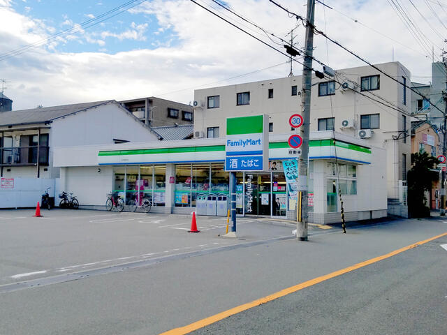 コンビニ　ファミリーマート 庄内栄町店（コンビニ）まで556m