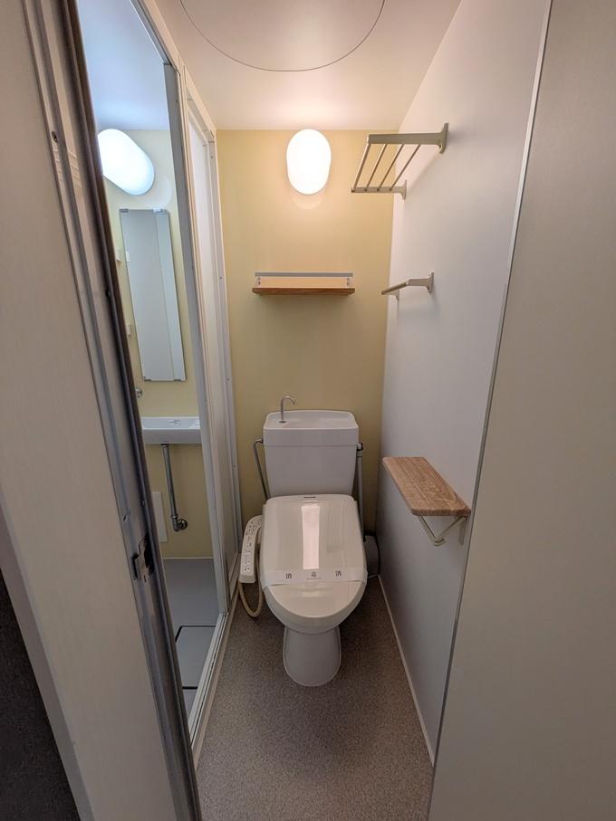 トイレ　特別仕様の棚や収納が満載のトイレです。